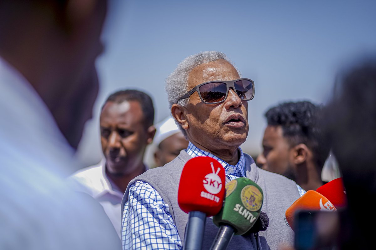 MohamudHAbdi's tweet image. Waxa aan tiiraanyada la qaybsanayaa bulshadii waxyeelladu ka soo gaadhay Suuqii Idaacada oo xalay uu halakeeyay dab xooggan.
Ugu horreyn, waxa aan aad uga xumahay in masiibada dabka, oo dhawr jeer khasaare laxaad leh ina gaadhsiisey, aynaan ka yeelan qorshe bedbaado oo wax ku…