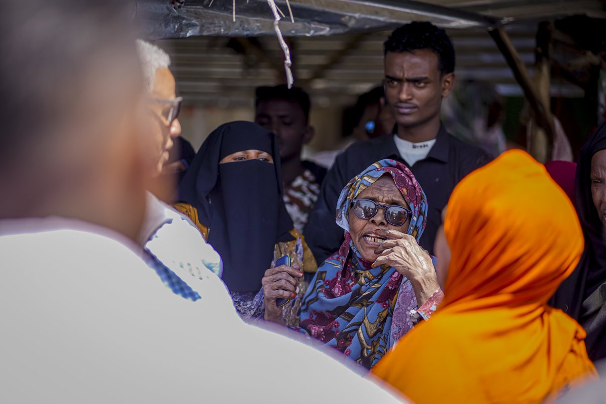 MohamudHAbdi's tweet image. Waxa aan tiiraanyada la qaybsanayaa bulshadii waxyeelladu ka soo gaadhay Suuqii Idaacada oo xalay uu halakeeyay dab xooggan.
Ugu horreyn, waxa aan aad uga xumahay in masiibada dabka, oo dhawr jeer khasaare laxaad leh ina gaadhsiisey, aynaan ka yeelan qorshe bedbaado oo wax ku…