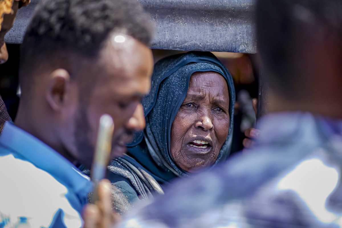 MohamudHAbdi's tweet image. Waxa aan tiiraanyada la qaybsanayaa bulshadii waxyeelladu ka soo gaadhay Suuqii Idaacada oo xalay uu halakeeyay dab xooggan.
Ugu horreyn, waxa aan aad uga xumahay in masiibada dabka, oo dhawr jeer khasaare laxaad leh ina gaadhsiisey, aynaan ka yeelan qorshe bedbaado oo wax ku…