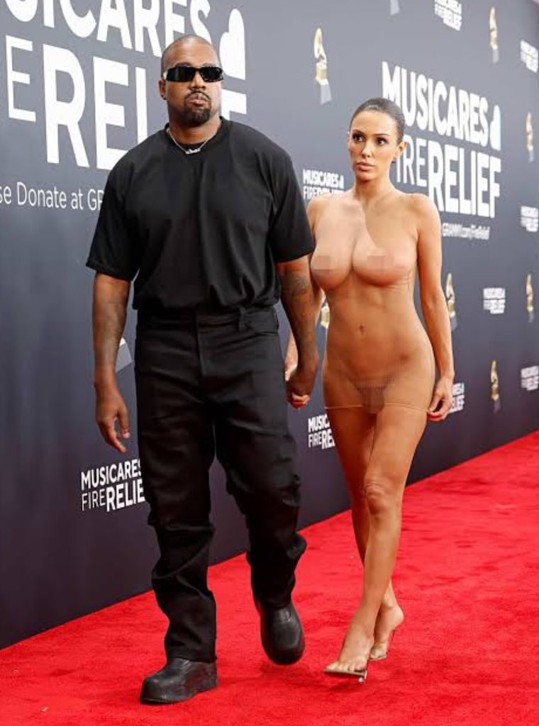 chiefOtota's tweet photo. Buh! when will most of these our young ladies get sense? A man left his house with his wife abi girlfriend, dressed properly and you the lady naked waka follow am to Grammy Awards, same thing the ladies do, dancing naked in music videos with the male artist, una no wan get sense https://t.co/O12eQ6UfrO