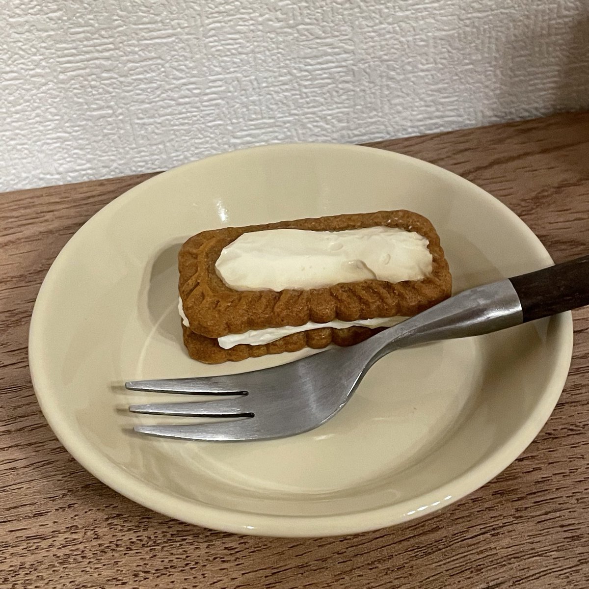 水切りヨーグルト＋ロータス
これも見かけて試してみたかったやつ！

ロータスがしっとりやわらかーくなってて良い☺️ちゃんとチーズケーキの味もする

ビスケットたくさんあるからまた作ろ〜