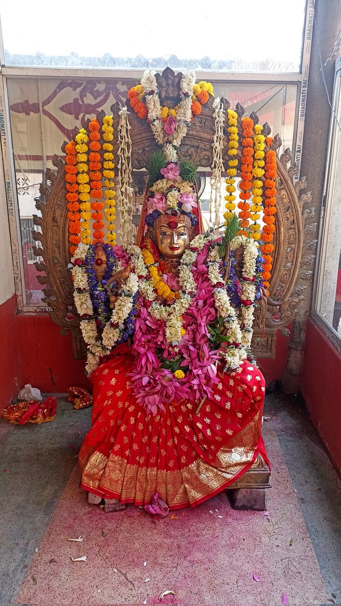 MrShivang_'s tweet image. मातर्योऽनिसहस्रेषु येषु येषु व्रजाम्यहम्।
तेषु तेष्वच्युता भक्तिरच्युतेऽस्तु सदा त्वयि ॥
O Divine Mother! In whichever thousands of births and forms I may wander,
May my unwavering devotion always remain infallible towards You. 🌺