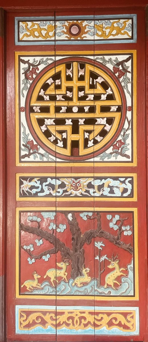 • The art of window decoration in the traditional architecture of Hội An Ancient Town.🪟
Elaborately decorated and intricately carved windows not only enhance aesthetics but also reflect the social status of the homeowner💁🏻‍♂️
#Vietnam #Vietnamese #越南