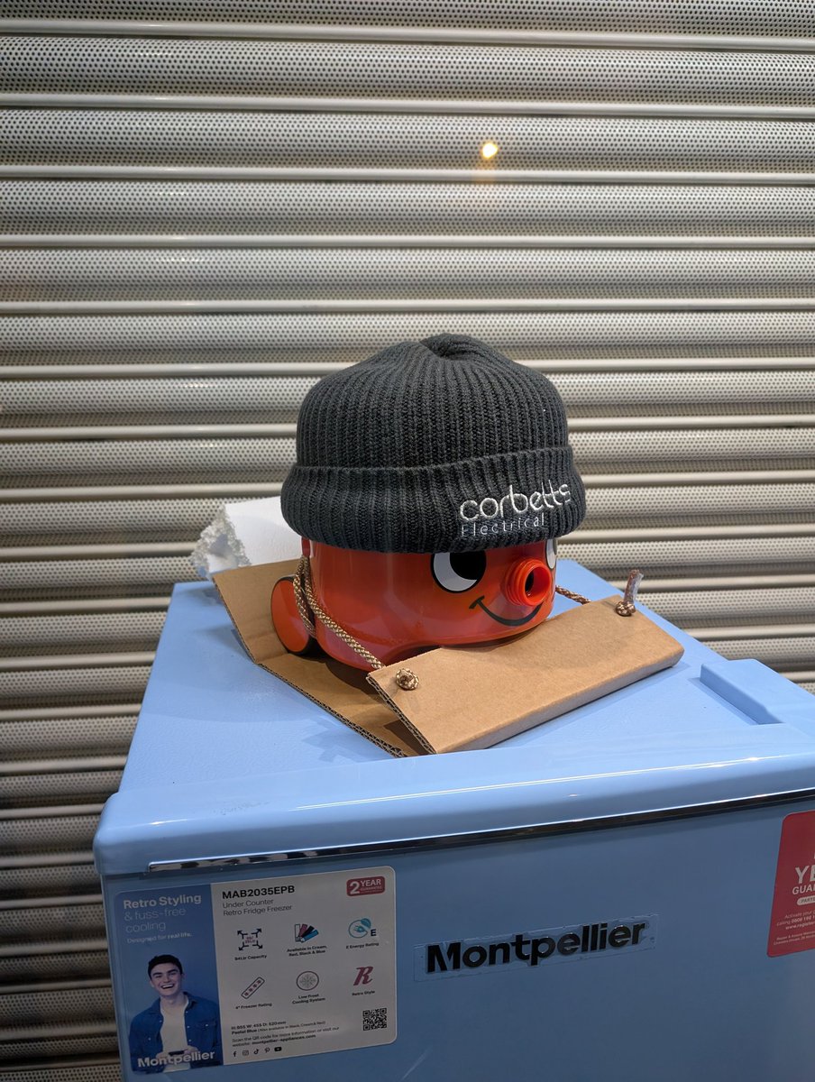 He's wearing a beanie!!!!
Baby Henry is out of the manger and onto the slopes. Corbett's you are too good.