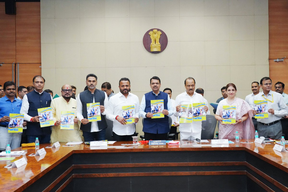 CMOMaharashtra's tweet photo. 🔸Launch of quarterly magazine 'Maha Awas', of the Rural Development and Panchayat Raj Department at the hands of CM Devendra Fadnavis
🔸मुख्यमंत्री देवेंद्र फडणवीस यांच्या हस्ते 'महा आवास' या ग्राम विकास आणि पंचायतराज विभागाच्या त्रैमासिकाचे प्रकाशन
🔸मुख्यमंत्री देवेंद्र फडणवीस इनके करकमलों से ग्राम विकास एवं पंचायतराज विभाग की त्रैमासिक पत्रिका, 'महा आवास' का विमोचन

🕝 2.25pm | 3-2-2025📍Mantralaya, Mumbai | दु. २.२५ वा. | ३-२-२०२५ 📍मंत्रालय, मुंबई.

@Dev_Fadnavis @AjitPawarSpeaks @GulabraoRPatil @Jaykumar_Gore @DRPANKAJBHOYAR @iYogeshRKadam
#Maharashtra #DevendraFadnavis #Mumbai