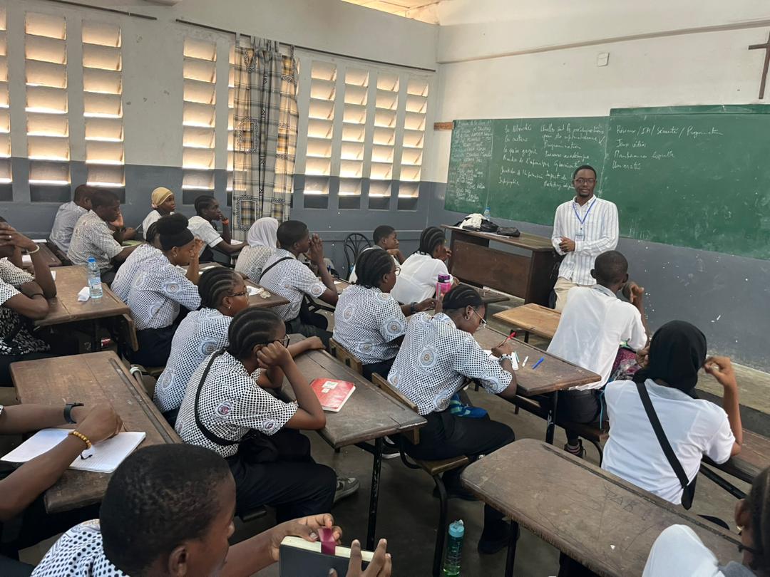 DarkCodeCompany's tweet photo. Samedi dernier, nous avons eu le plaisir de participer à la Journée des Métiers organisée par le Collège Libermann de Douala. Une occasion d’échanger avec des élèves curieux, de partager sur les métiers de la 3D et du jeu vidéo.

Un merci aux organisateurs et aux élèves. https://t.co/AGI27uOkkW