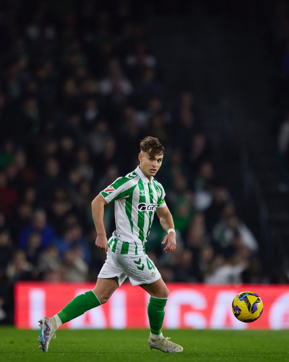 En tu casa, ante tu gente y con la entrega de siempre 👊💚

¡Seguimos con esa persistencia, <a href="/7Angelortiz/">Ángel7ortiz</a>! 💪⚽️

#CanteraBetis