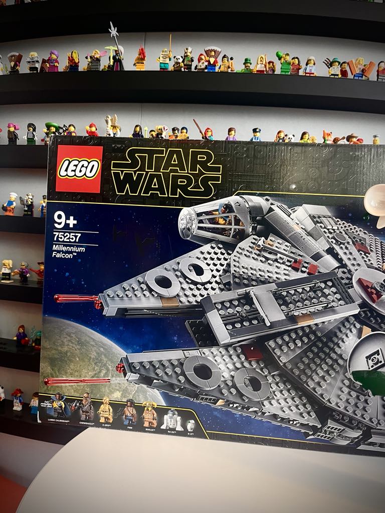 LDLC's tweet photo. 🔎Focus sur...

La boite LEGO Star Wars Faucon Millenium 75257 ! 😍 Un vrai petit bijou. 👌

▪ Modèle détaillé et fidèle
▪ 7 figurines incluses : Finn, Chewbacca, Lando Calrissian...
▪ Intérieur accessible et immersif

👉 https://t.co/7IuYb89fDq https://t.co/AJ7mRK7rJj