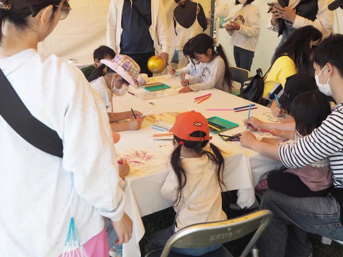 地元・荒川区からのご依頼で、子どもたちにイラストワークショップをする機会を2度ほどいただきました。 【絵が苦手でも楽しめる、達成感を得られる】を目標に開催! 人見知りなりになけなしの社交性を両手に握りしめながら挑戦した、ワークショップの記録をnoteにまとめたよ ↓