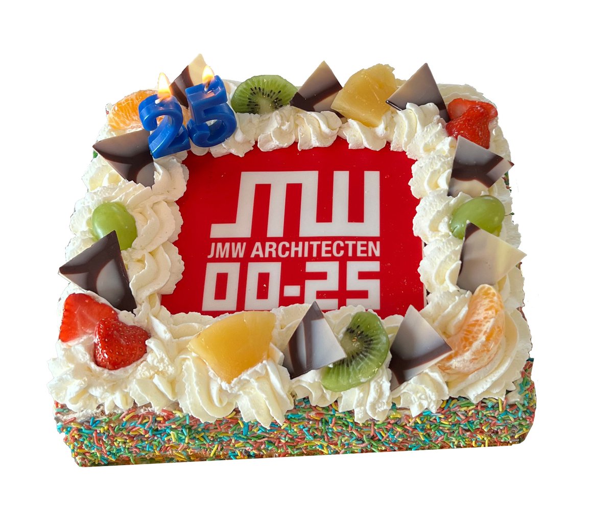 𝟮𝟱 𝗷𝗮𝗮𝗿 𝗝𝗠𝗪 𝗔𝗿𝗰𝗵𝗶𝘁𝗲𝗰𝘁𝗲𝗻 🎉 🥳 
 
25 jaar geleden op 1 februari 2000 is JMW Architecten opgericht en gegroeid tot een mooi team  van 10 mensen waarmee de woningbouwvraag van vandaag de dag wordt vormgegeven. Dank aan iedereen die een  bijdrage heeft geleverd.