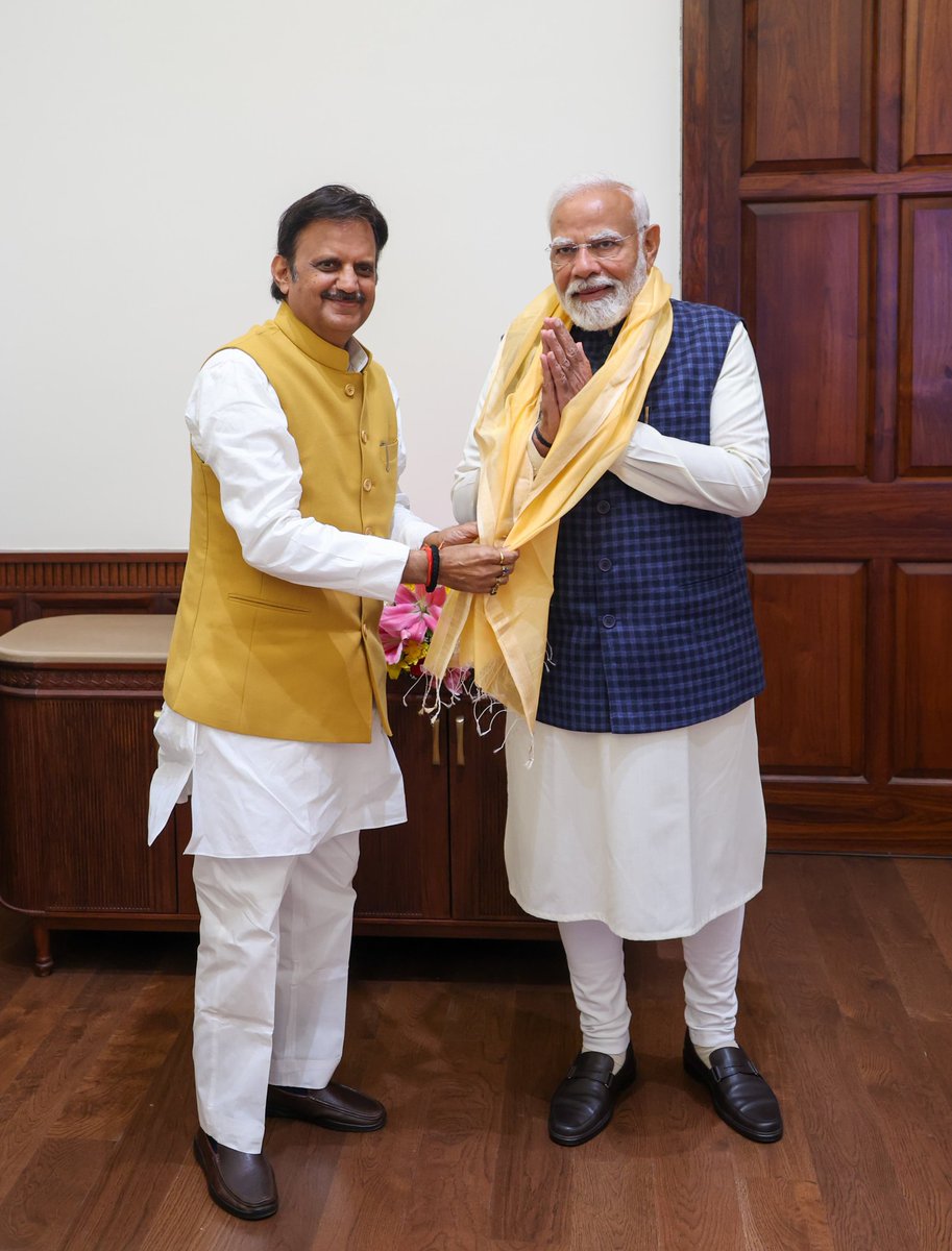 Rajendra Shukla (@rshuklabjp) on Twitter photo आज नई दिल्ली में संसद भवन स्थित प्रधानमंत्री कार्यालय पर भारत के यशस्वी प्रधानमंत्री आदरणीय श्री <a href="/narendramodi/">Narendra Modi</a> जी से शिष्टाचार भेंट की एवं उन्हें पुष्पगुच्छ तथा शॉल देकर अभिनंदन किया।
यहां उनसे मध्यप्रदेश के विकास एवं अन्य विषयों पर विस्तृत चर्चा की।
आदरणीय प्रधानमंत्री जी का आज नई दिल्ली में संसद भवन स्थित प्रधानमंत्री कार्यालय पर भारत के यशस्वी प्रधानमंत्री आदरणीय श्री <a href="/narendramodi/">Narendra Modi</a> जी से शिष्टाचार भेंट की एवं उन्हें पुष्पगुच्छ तथा शॉल देकर अभिनंदन किया।
यहां उनसे मध्यप्रदेश के विकास एवं अन्य विषयों पर विस्तृत चर्चा की।
आदरणीय प्रधानमंत्री जी का