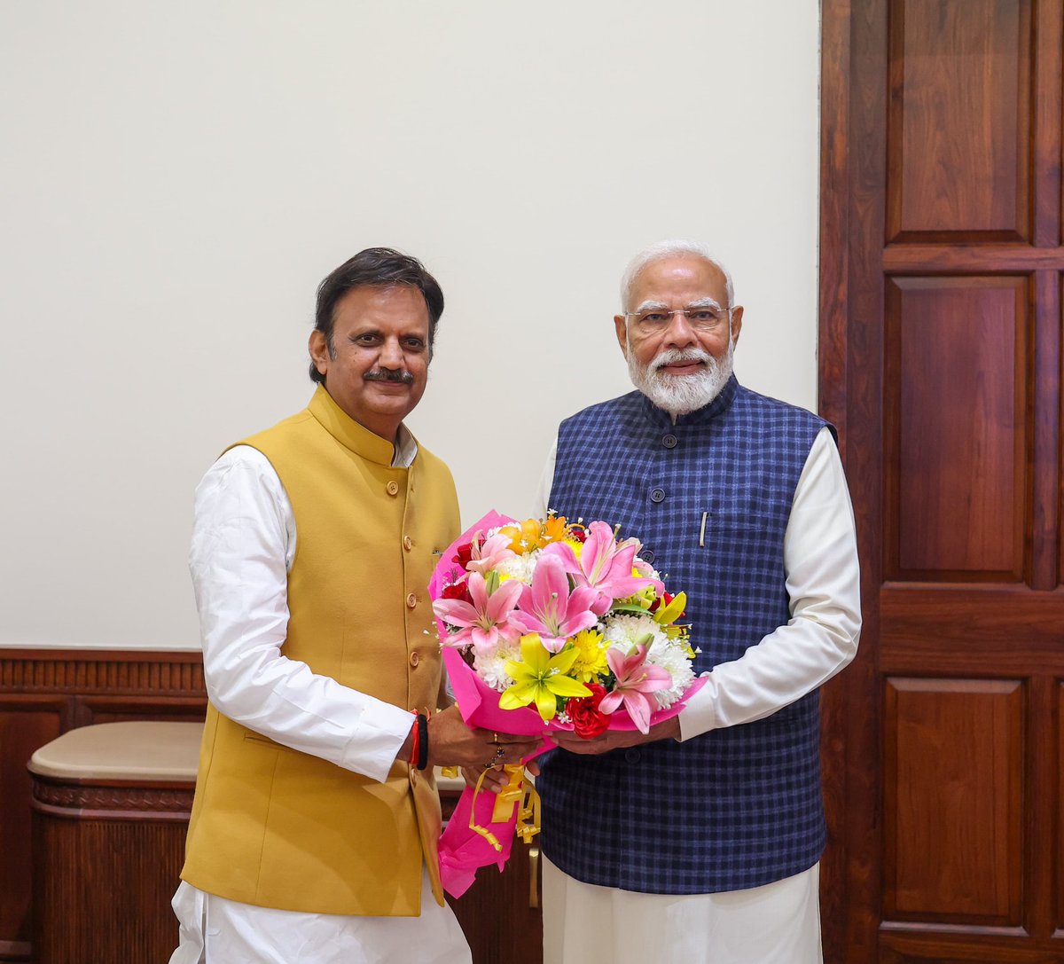 rshuklabjp's tweet image. आज नई दिल्ली में संसद भवन स्थित प्रधानमंत्री कार्यालय पर भारत के यशस्वी प्रधानमंत्री आदरणीय श्री @narendramodi जी से शिष्टाचार भेंट की एवं उन्हें पुष्पगुच्छ तथा शॉल देकर अभिनंदन किया।

यहां उनसे मध्यप्रदेश के विकास एवं अन्य विषयों पर विस्तृत चर्चा की।

आदरणीय प्रधानमंत्री जी का…