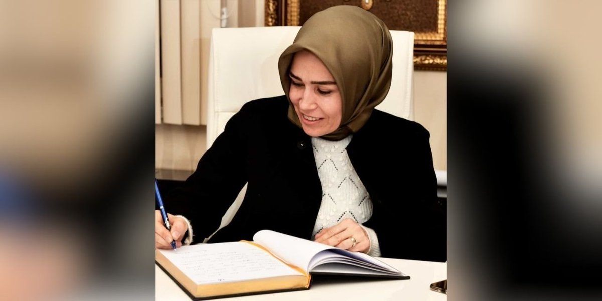 jurnalhabertr's tweet photo. AKP'li Asuman Erdoğan:

"Bir fotoğraf çektirelim, sosyal medyada hemen altına ‘zıkkım yeyin’ yazıyorlar." https://t.co/RAjU80qEhu