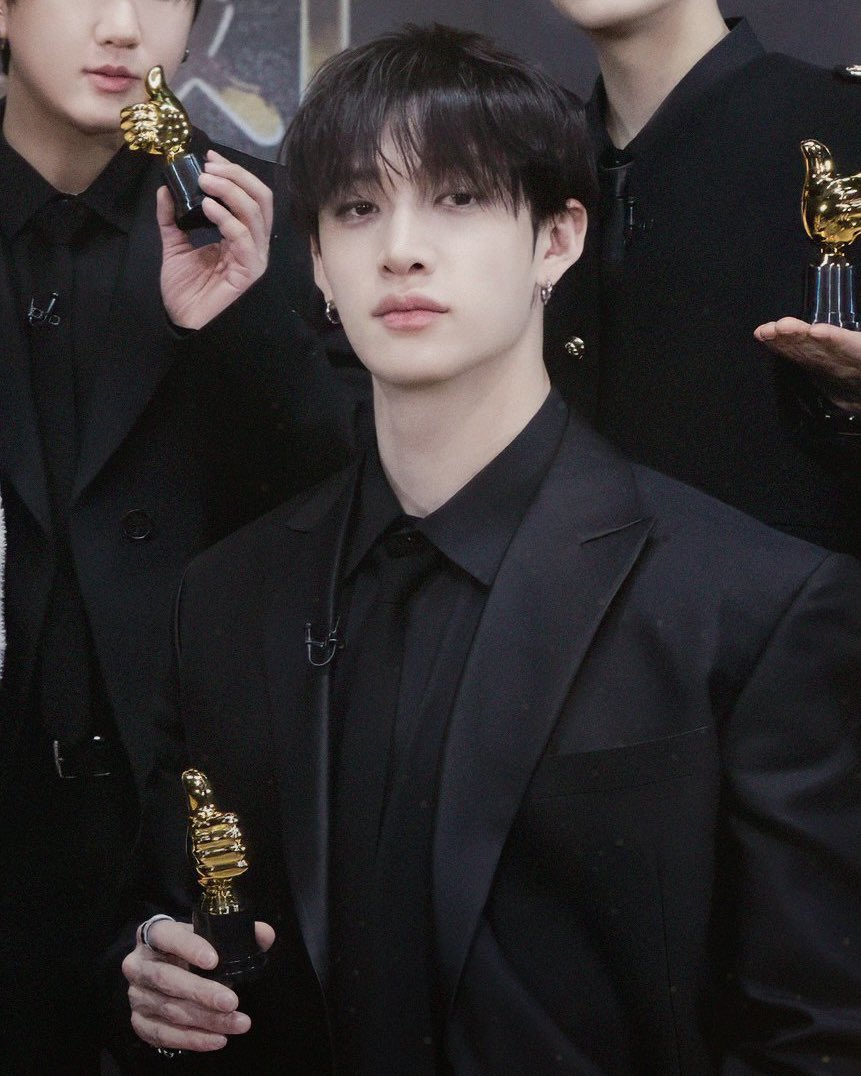 BCHANPIC's tweet photo. damn Bang Chan!! https://t.co/EpStAW0Hl4
