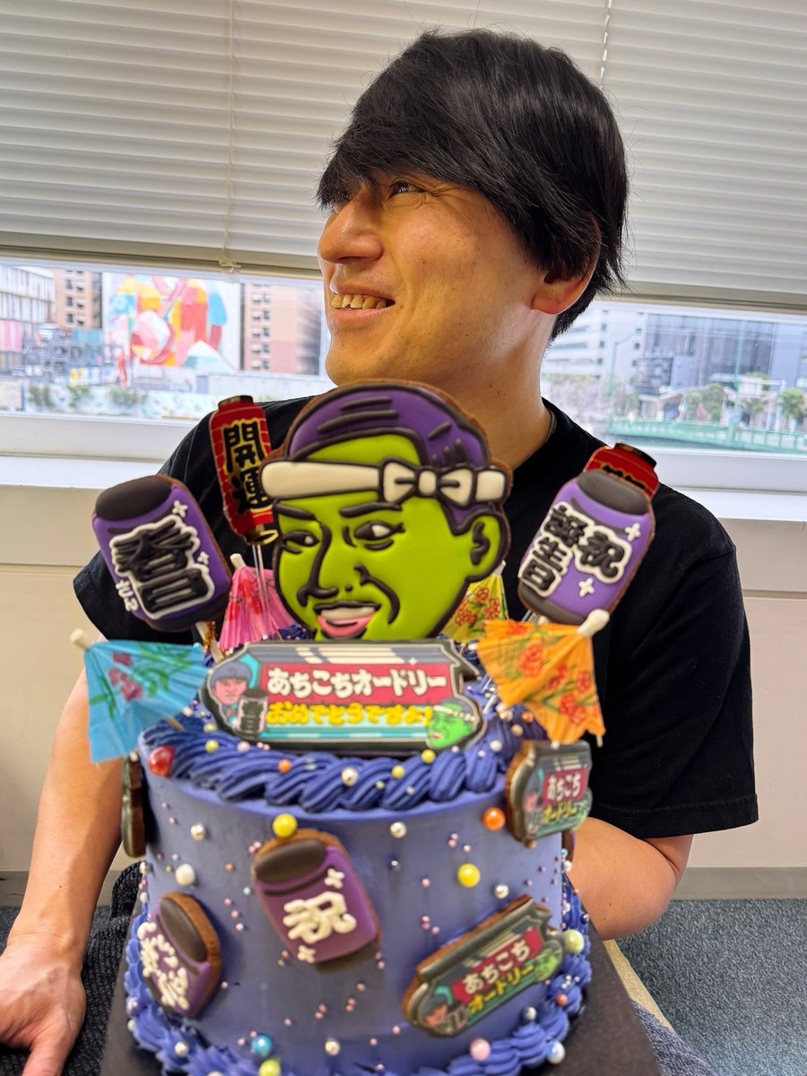 AchikochiAudrey's tweet photo. 今日は春日さん46歳の誕生日🎂
スタッフから特製ケーキをプレゼントしました！

これからもよろしくお願いします✨ https://t.co/OR2XtrXa9I