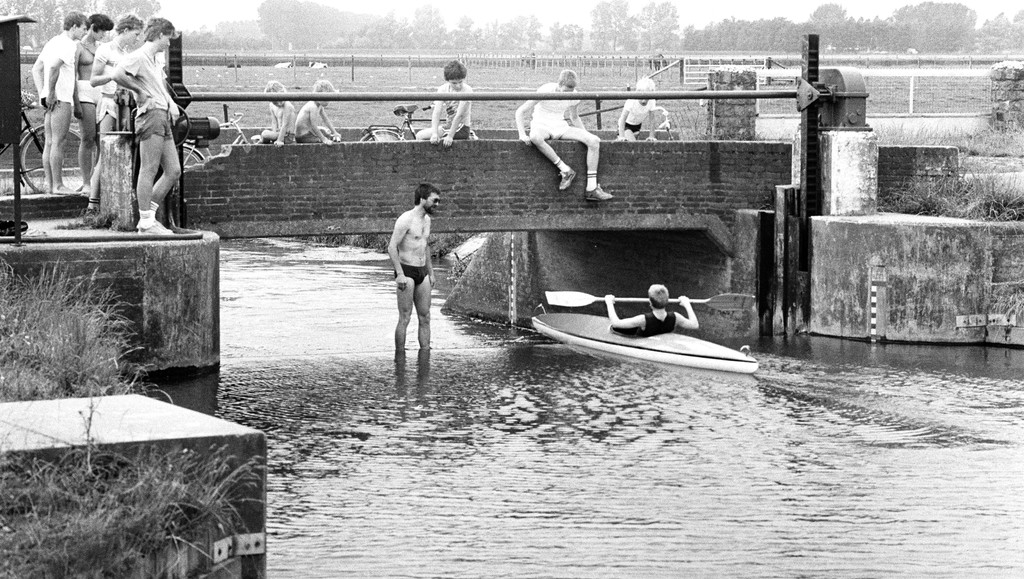 Kanovaren op de Linge bij Elst op 31 juli 1984. (Bron: 1544 - 18312-0002, Gerth van Roden,CC-BY-NC-ND-4.0 licentie)
