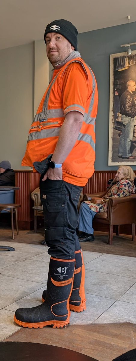 I do smile. #tradie #coffee #hivis #buckbootz