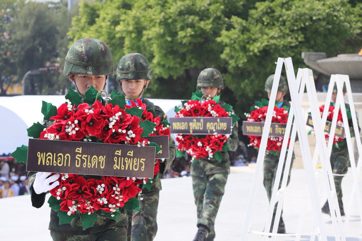 KhaosodEnglish's tweet photo. War veterans pay respect to their fallen and dead comrades at Victory Monument in Bangkok on Monday to mark Veteran Day. (Photo by Yingyos Akmanachai.) #Thailand #Bangkok #veteranday https://t.co/EBCENdjtIU