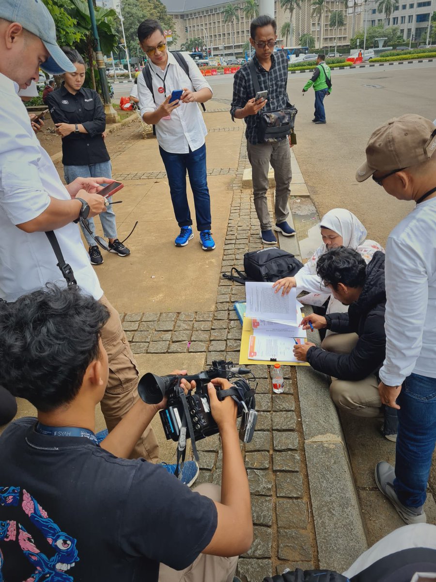 Persiapan menuju Istana, menyampaikan Surat Tuntutan dan menyampaikan aspirasi dosen ASN <a href="/Kemdiktisaintek/">Kementerian Pendidikan Tinggi, Sains dan Teknologi</a> ke Presiden. Pihak istana menerima 8 orang perwakilan ADAKSI, semoga bisa diterima langsung oleh bapak presiden <a href="/prabowo/">Prabowo Subianto</a> 
#tukinforall 
#bayartukindosenkemdiktisaintek