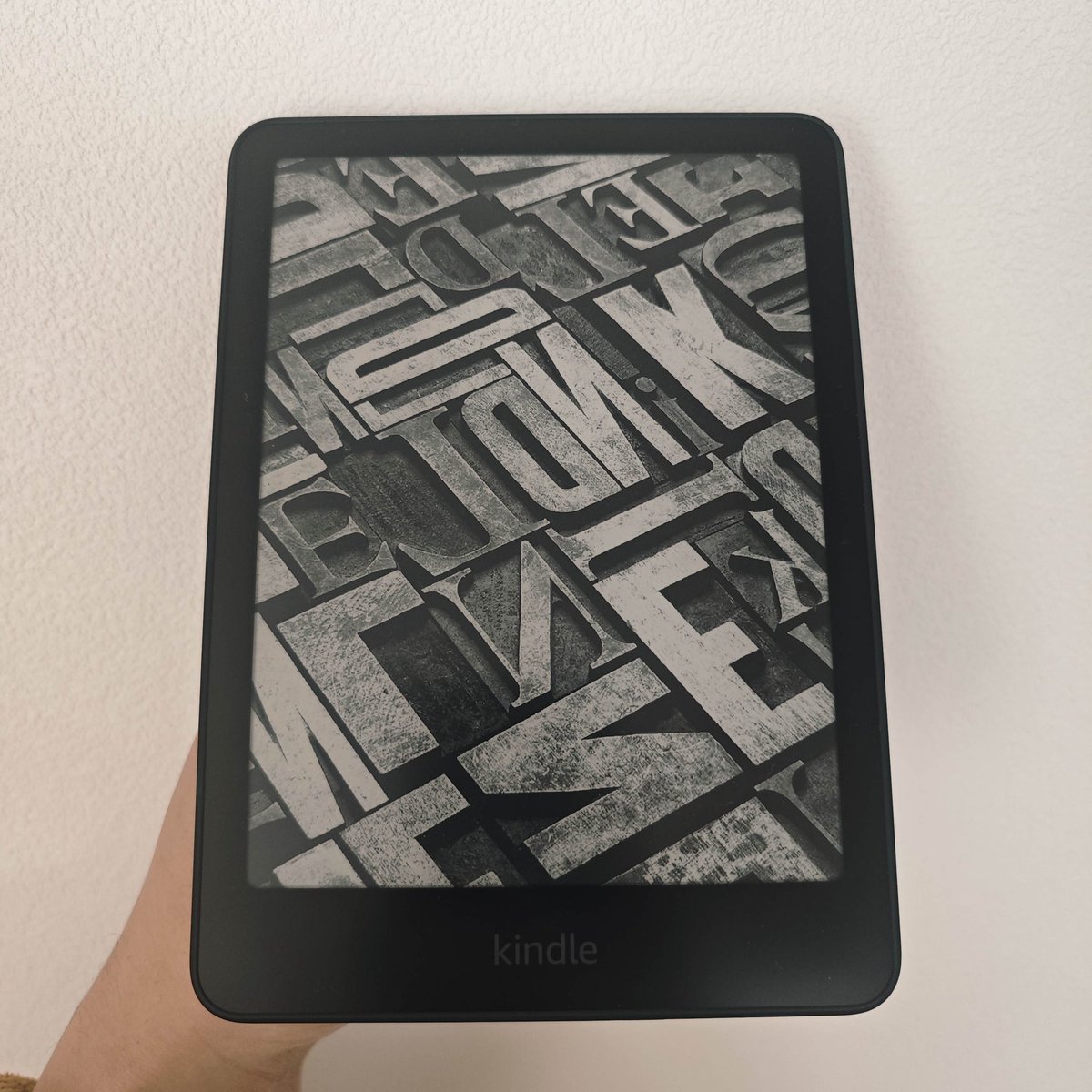 Tika___15's tweet photo. スマホ、タブレット読書やめてKindle Paperwhiteを買った。想像以上に紙に近く読みやすい。無印と悩んだけど7インチ正解だったかも。 https://t.co/JA1diaByIf