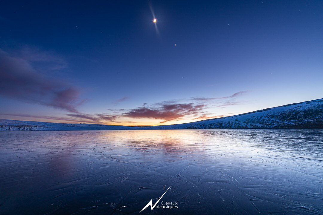 CieuxVolca's tweet image. Instants de contemplations sur les plateaux du Cézallier, hier après-midi.

Soleil, neige, glace, givre, solitude.

Décors exquis.
