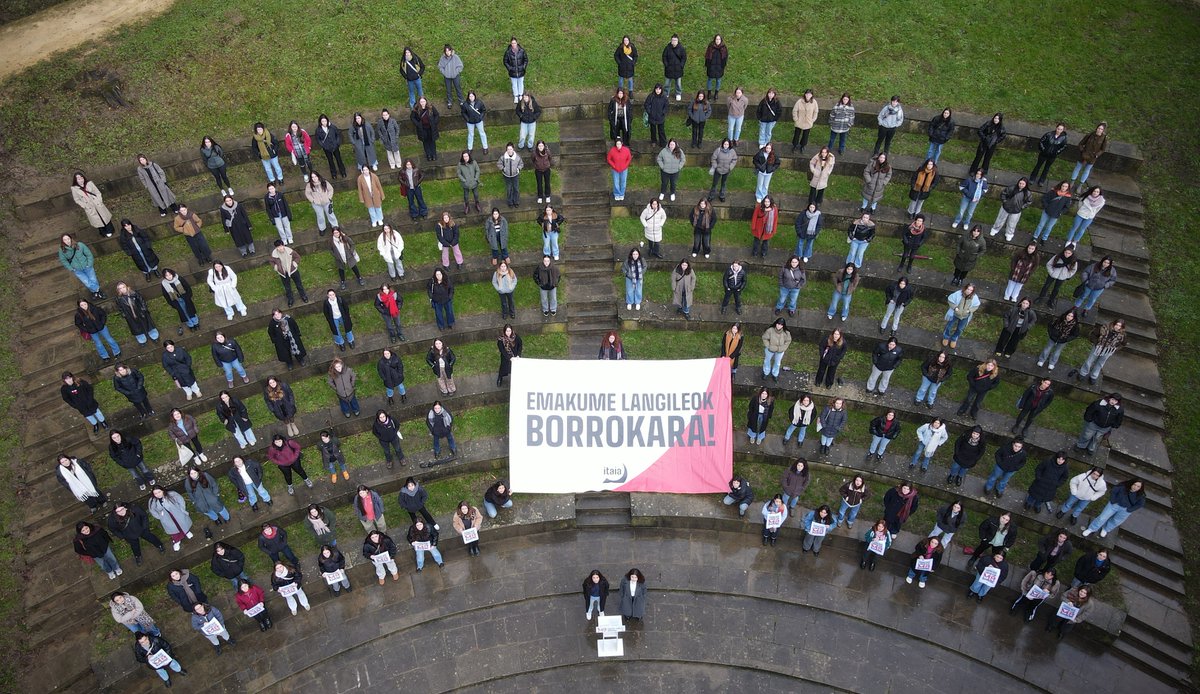 itaiasarea's tweet photo. M8| PRENTSAURREKOA

Itaiatik, agerraldia egin dugu azken hilabeteetan areagotzen ari diren ideia eta jarrera erreakzionario eta matxisten aurkako borrokan, emakume langileok lehen lerroan egon behar dugula aldarrikatzeko. https://t.co/W4CjH1Fiu0