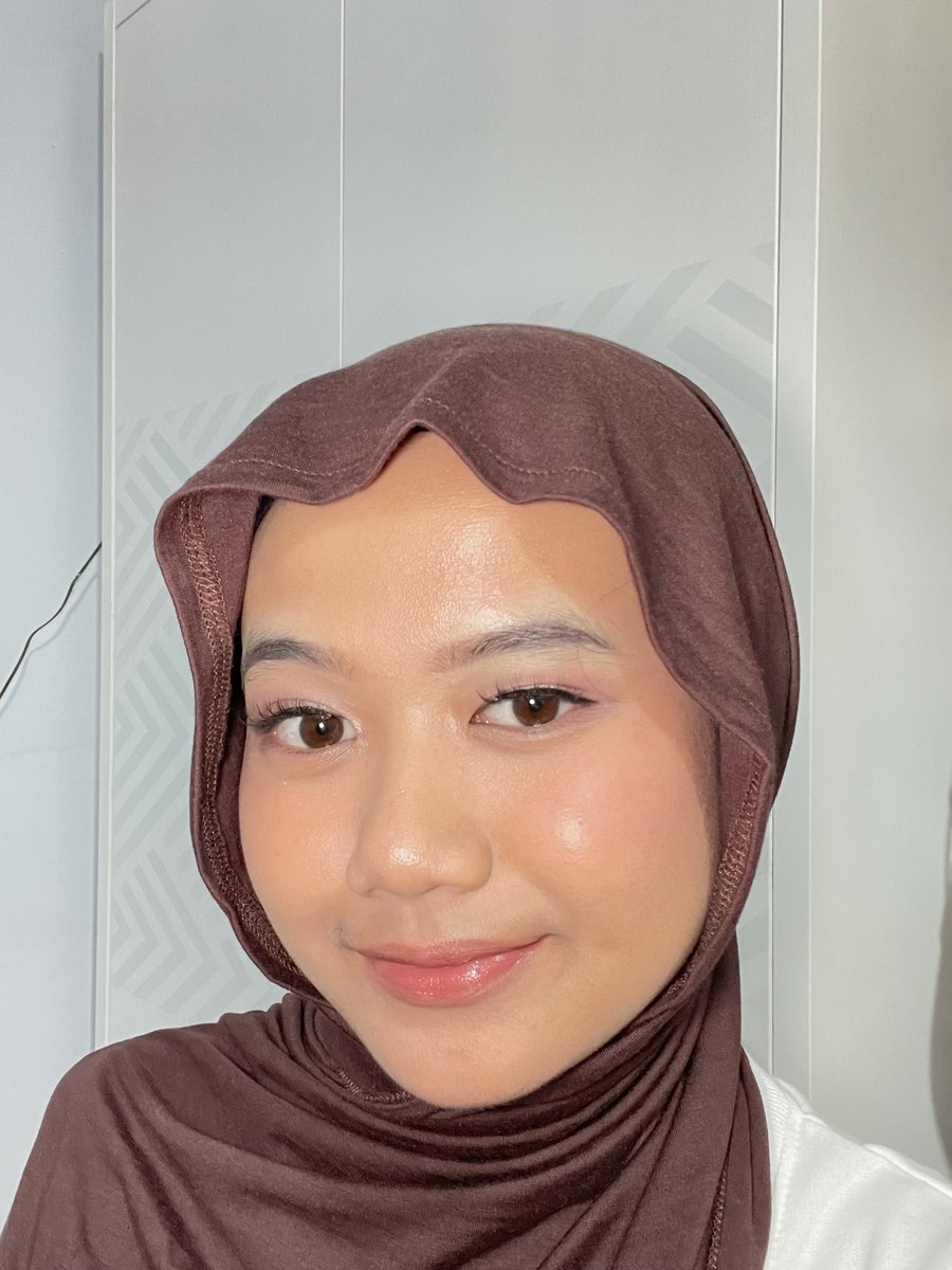 catypaw_'s tweet photo. fallin’ love with my makeup todayy 💖 flawless pwoll padahal cuma pake concealer https://t.co/eFLy6MPO7j
