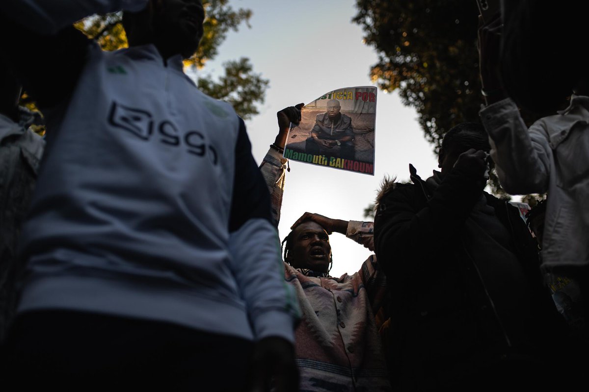 📢Denuncias por injurias y movilizaciones contra el archivo del caso de la muerte de Mamouth Bakhoum en Sevilla.
Por Aurora Báez Boza <a href="/laespigaora/">Aurora Báez Boza</a> en <a href="/elsalto_and/">El Salto Andalucía</a>
Foto Rafa del Barrio.
elsaltodiario.com/sevilla/denunc…