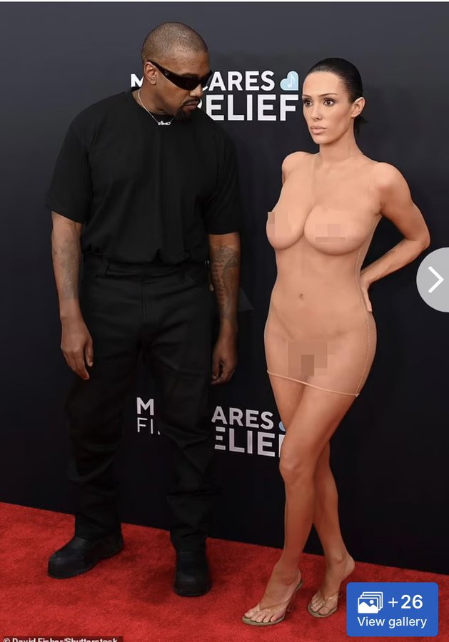 caramelitoricoa's tweet photo. En la gala de los Grammy de anoche, aparecieron Kanye West y su mujer Bianca Censori, q llegó con un abrigo y en el photocall él la obligó a quitárselo diciéndole "no montes una escenita" mientras ella agachaba la cabeza y se exponía completamente desnuda y humillada 😐 https://t.co/v3O3kXtuxt