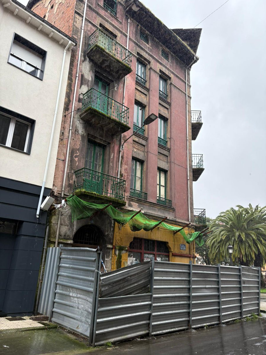 Desde IU Samartín llevamos años exigiendo la rehabilitación de Casa Viña y viendo como, día tras día, el edificio sigue deteriorándose sin que el <a href="/SanMartin_ayto/">San Martín del Rey Aurelio</a> haga nada, con riesgo de derrumbe, insalubridad y un vallado que no sabemos quién abona y está en espacio público.