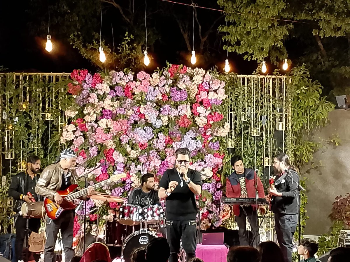 SaifullahSaifyS's tweet photo. Stunning glimpses of Faizan Ali's electrifying live music performance in Karachi! @FaizanAliMusic #FaizanAli #LiveMusic #KarachiConcert #MusicVibes #RockTheStage #PakistaniMusic #BazmeNaz #SharifStudios https://t.co/K4ugtNP6cj