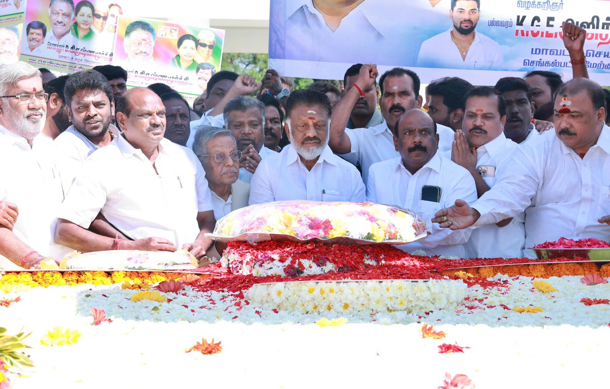 Saidai_Manoj's tweet photo. தமிழக முன்னாள் முதல்வர் அண்ணன் திரு.ஒ.#பன்னீர்செல்வம் BA.,MLA* அவர்கள் தமிழ்நாடு முன்னாள் முதலமைச்சர் பேரறிஞர் அண்ணா அவர்களின் 56-ஆம் ஆண்டு நினைவு நாளினை முன்னிட்டு சென்னை மெரினா கடற்கரையில் அமைந்துள்ள அவரது நினைவிடத்தில் மலர்தூவி அஞ்சலி செலுத்தினார் 
@OfficeOfOPS
#saidaimmbabu https://t.co/6xeHxhBVvK