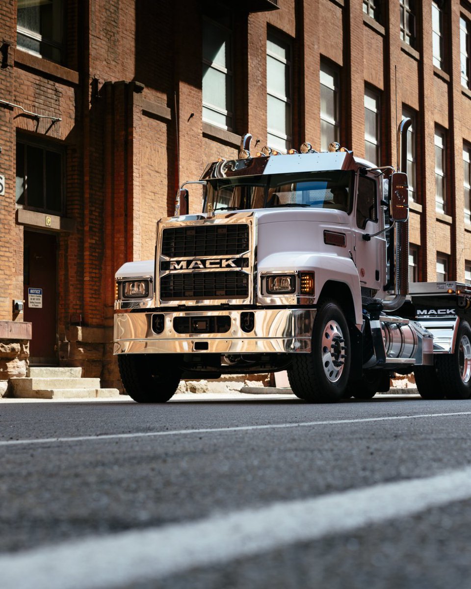 Macktruckingusa's tweet photo. Tough where it counts, smooth where it matters. #MackPinnacle https://t.co/w6SMZFQUjW