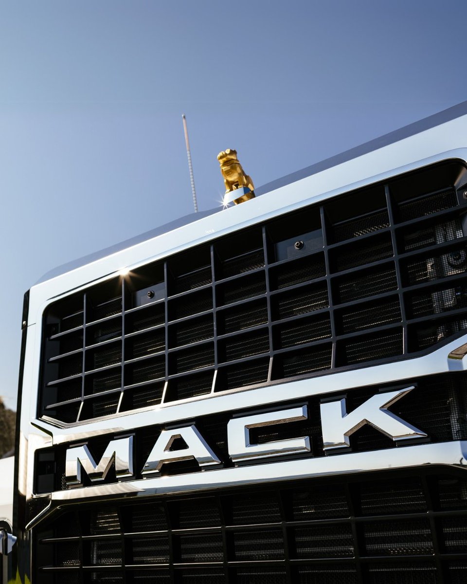 Macktruckingusa's tweet photo. Tough where it counts, smooth where it matters. #MackPinnacle https://t.co/w6SMZFQUjW