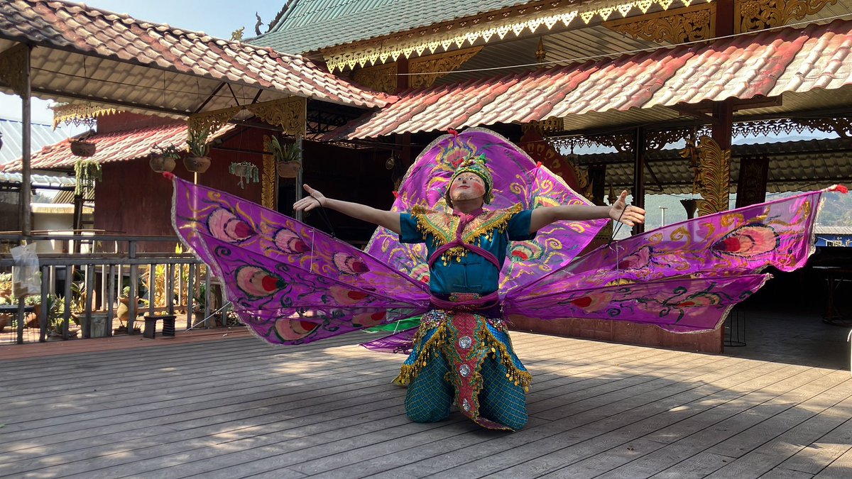 神鸟舞。真诚震撼。老师的思想意识维度很高，融合在舞蹈和生活里。聊天时有灵魂共鸣的感觉。