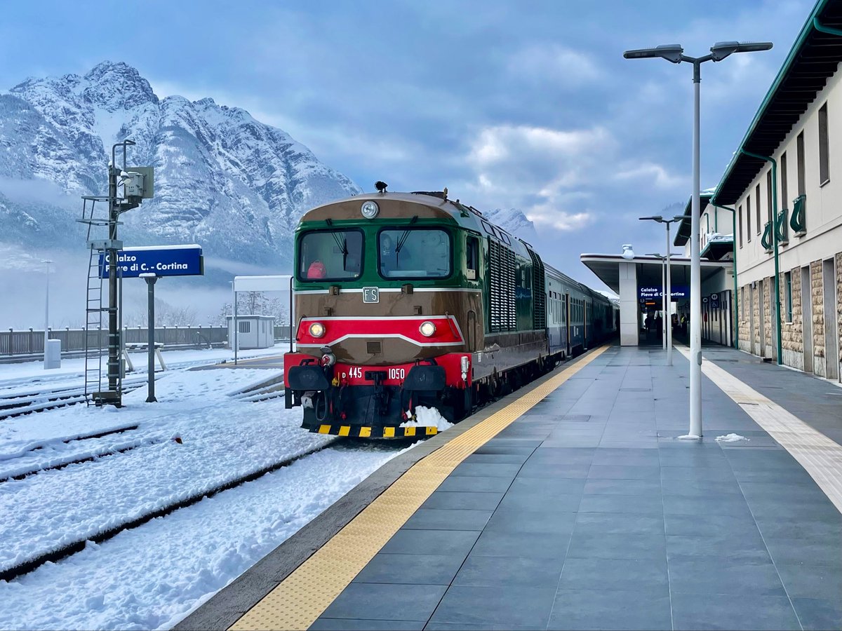 CheminsdeFerTC's tweet photo. Une diésel =>#D445, typiquement =>#Italie nne arrive à #CalalzoPievediCadoreCortina, la gare terminus de la ligne desservant les Dolomites et Cortina d'Ampezzo à une 30aine de Km. Des trains de nuit venant de Rome à 600 km desservent cette gare de montagne.
Document non sourcé. https://t.co/F2Tpg3v1dm
