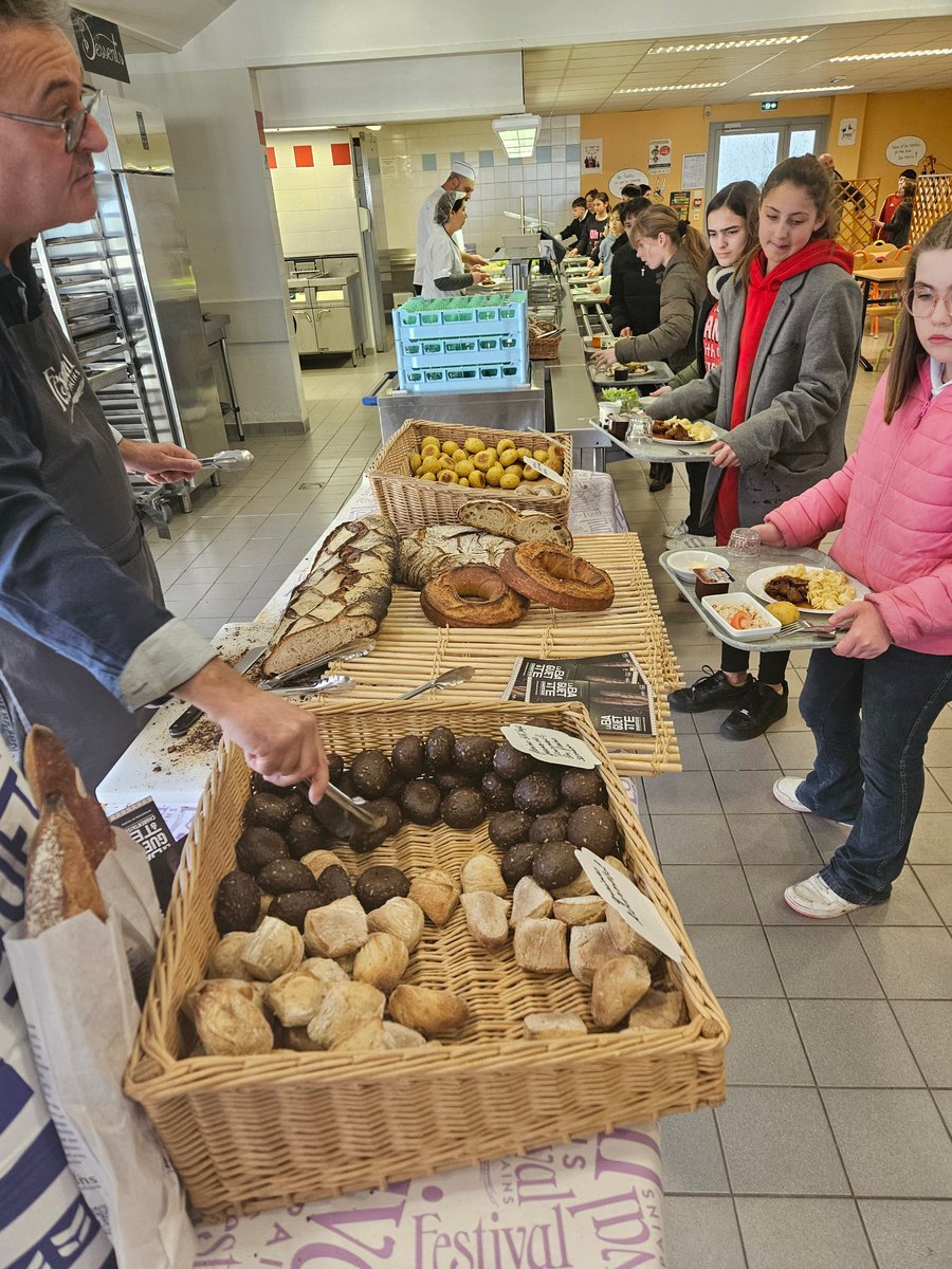 EREA_16's tweet photo. Opération "pains" au self à @EREA_16
Un minotier du moulin de St-Claud (https://t.co/SEoz1gYq62) a distribué différents types de pain provenant de la boulangerie « L’artisan » à Puymoyen.
Un grand succès au self pour nos élèves !
@dsden16 @acpoitiers #boulangerie #pain https://t.co/O1hWdcFuGq