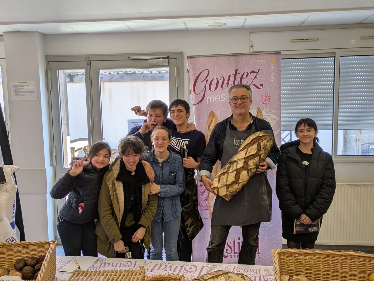 EREA_16's tweet photo. Opération "pains" au self à @EREA_16
Un minotier du moulin de St-Claud (https://t.co/SEoz1gYq62) a distribué différents types de pain provenant de la boulangerie « L’artisan » à Puymoyen.
Un grand succès au self pour nos élèves !
@dsden16 @acpoitiers #boulangerie #pain https://t.co/O1hWdcFuGq