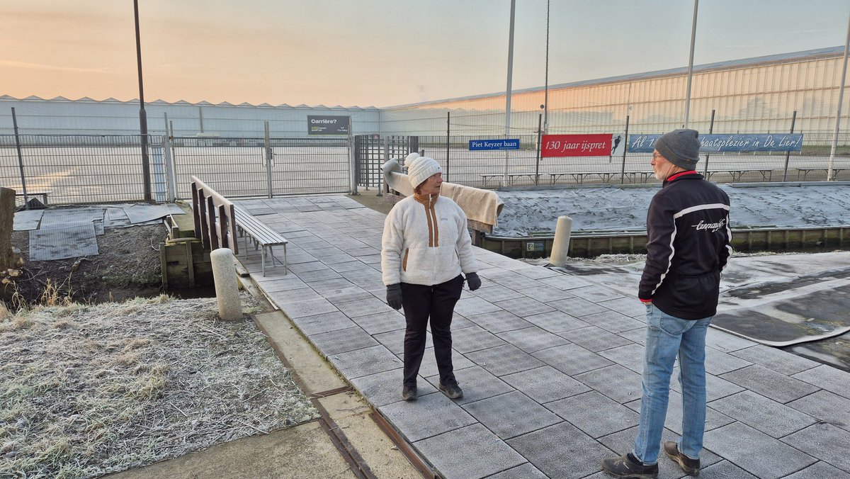 DennisvanSchie's tweet image. ❄️ | Een aantal bezoekers met schaatsen in de fietstas keren weer om. #ijs