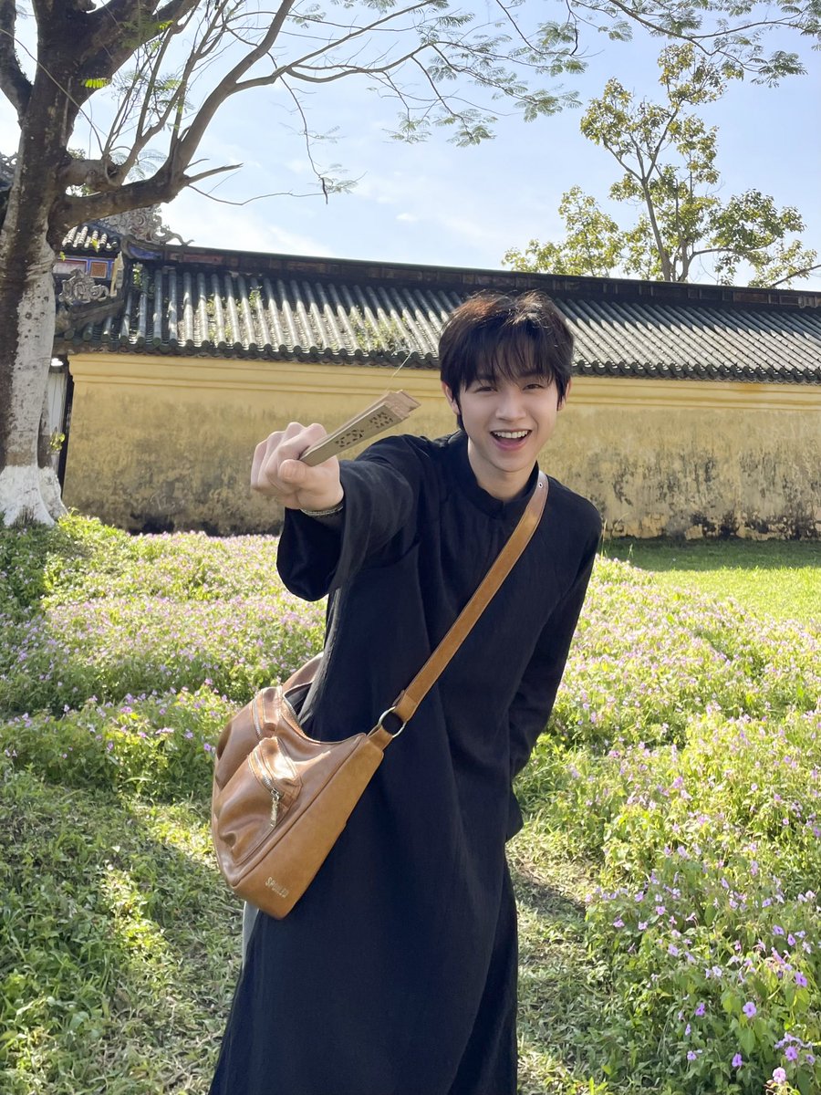 _CONG_twt's tweet photo. A golden day in Huế 🌤️✨

#콩비 #CONGB https://t.co/b5hC6fwwA9