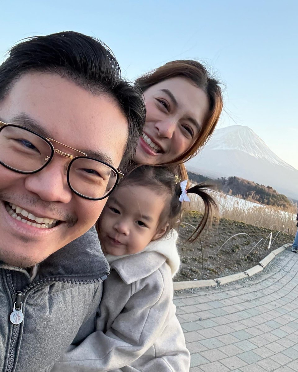 MewnitthafcO's tweet photo. ทริปญี่ปุ่น🇯🇵 คร่า แม่มิวกับน้องมารินและครอบครัวค่ะ แต่ .. ต้าวคินไม่ได้ไปด้วย วีดีโอคอลมาคุยสนุกสนานเหมือนไปด้วยเลย🫢 เที่ยวเผื่อ ครม. ด้วยน้าาาแม่แม่ 🤗🥰🇯🇵🤟
:
🔗  https://t.co/D2D3w3dYxk
:
Cr.. repost 📸 ig.MewNit 🥰♥️
:
#mewnittha 
#มิวนิษฐา 
#teammew https://t.co/Dn70DLvY6V