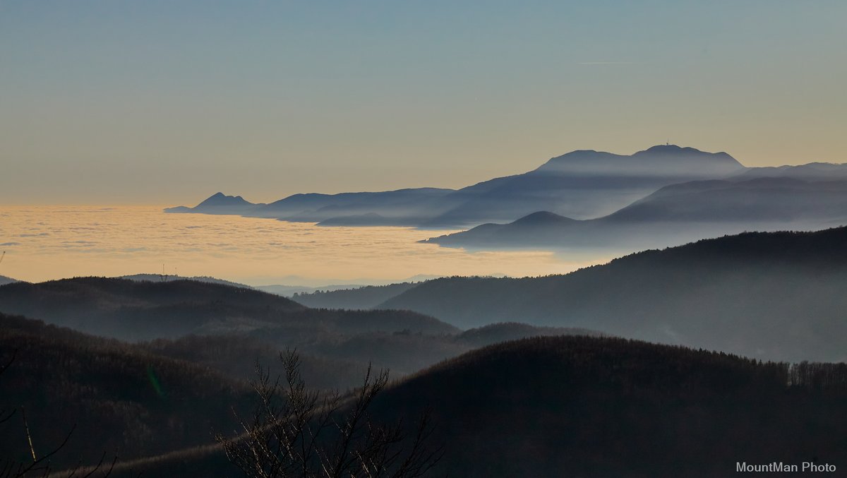 StjepanStimac's tweet photo. Pogled iz Gumanca: Učka od Vojaka do Sisola i zaljev pod debelim slojem magle
#gumanac #učka #sisol #kvarner #photography https://t.co/1XUo03G1tW