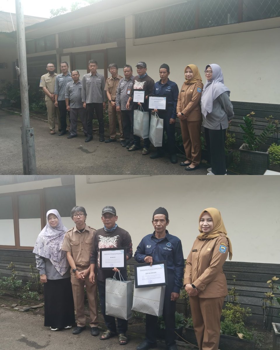 Penyerahan cinderamata oleh Kasubag TU UPTD Pengelolaan Sampah kepada pegawai yang purna tugas bulan Januari 2025 (Sdr. Maman dari SWK Ubermanik &amp; Sdr. Edi Kusnadi dari SWK Karees)