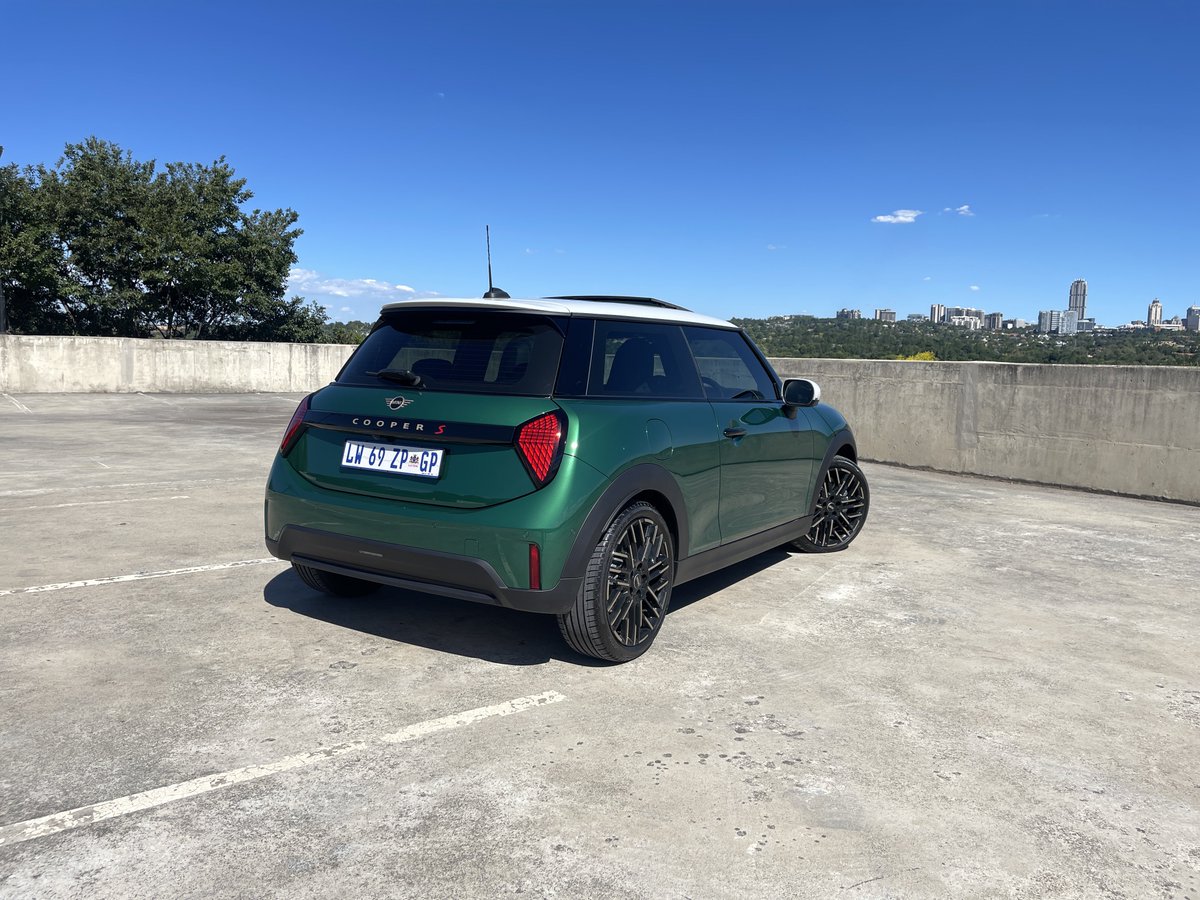 khuleonwheels's tweet photo. Today, we welcome the fifth-generation MINI Cooper S 3-door hatchback. The iconic hatch has undergone a design update but still retains its traditional, familiar look. It now features a new octagonal grille, triangular taillights, and… #MINISA #MINICooperS #MiniCooper https://t.co/Z9YXZzCUSM