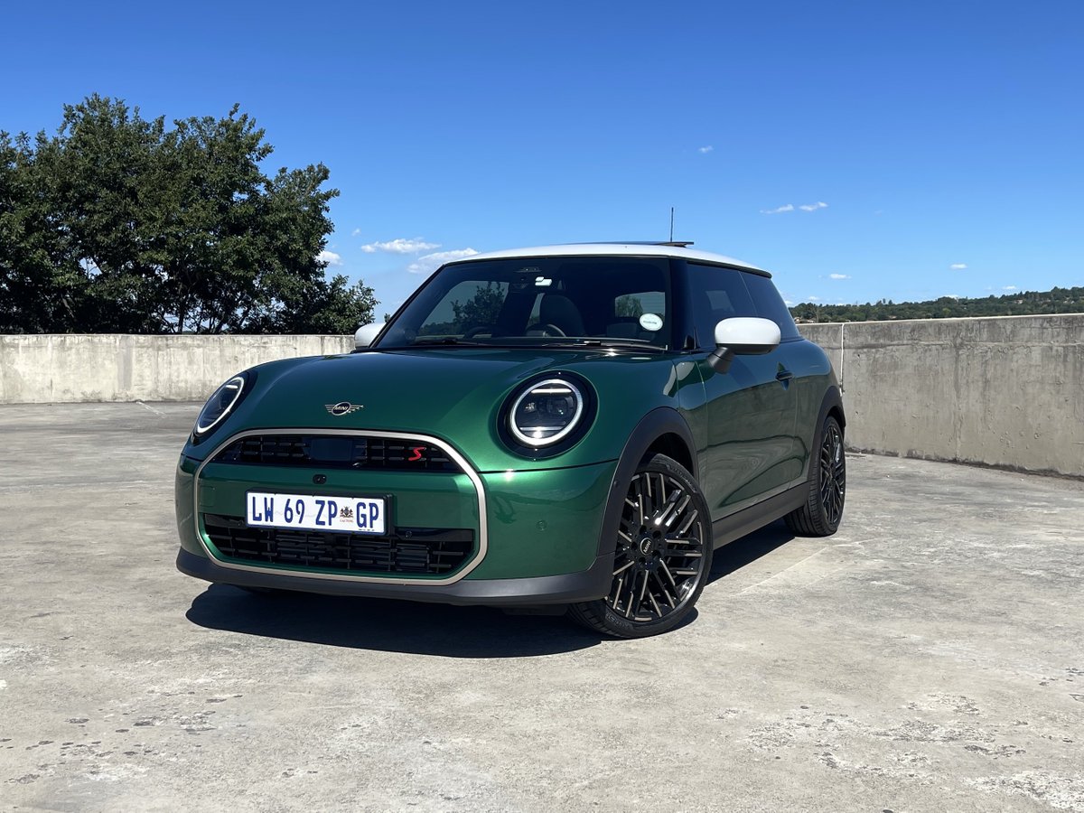 khuleonwheels's tweet photo. Today, we welcome the fifth-generation MINI Cooper S 3-door hatchback. The iconic hatch has undergone a design update but still retains its traditional, familiar look. It now features a new octagonal grille, triangular taillights, and… #MINISA #MINICooperS #MiniCooper https://t.co/Z9YXZzCUSM
