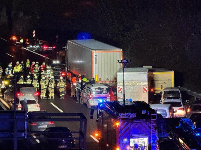 Großeinsatz und Verletzte: Massen-Crash auf der A40 in Essen waz.de/lokales/essen/…
