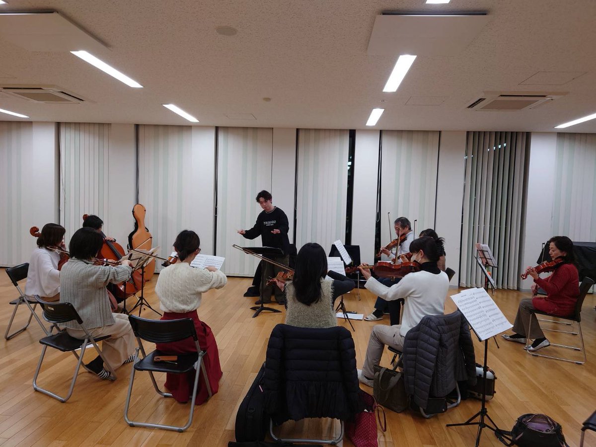 ensemble_clarte's tweet photo. こんにちは、クラルテです

徳原先生の練習も3回目

ドボルザーク弦セレ2楽章についての解釈もなるほどでした
難しいテンポの変わりどころもまとまってきております

今回はアンダーソンも見ていただき
「フィドルファドル」の馬鹿騒ぎが面白くなってきましたよ🤭

お楽しみに‼️

#古賀市
#福津市 https://t.co/fpsC3MHzpr