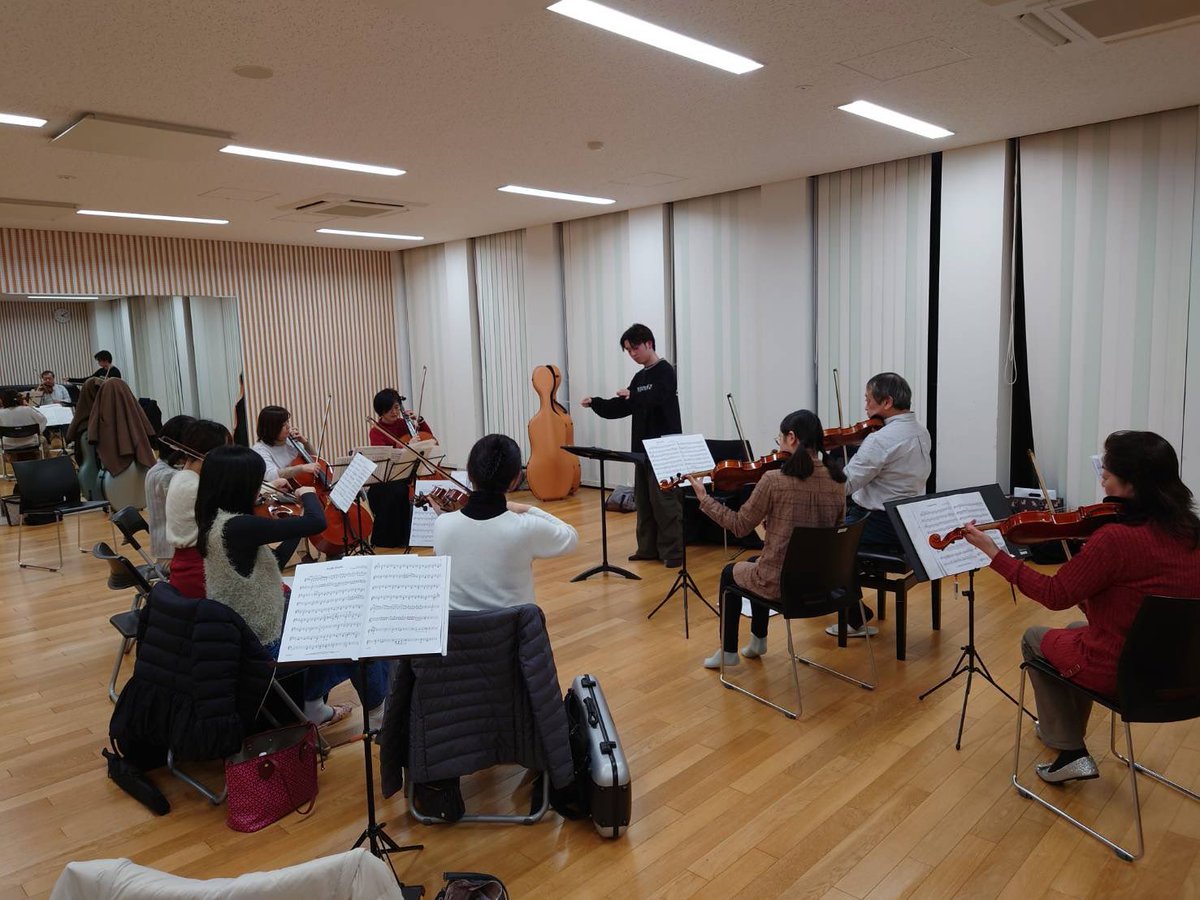 ensemble_clarte's tweet photo. こんにちは、クラルテです

徳原先生の練習も3回目

ドボルザーク弦セレ2楽章についての解釈もなるほどでした
難しいテンポの変わりどころもまとまってきております

今回はアンダーソンも見ていただき
「フィドルファドル」の馬鹿騒ぎが面白くなってきましたよ🤭

お楽しみに‼️

#古賀市
#福津市 https://t.co/fpsC3MHzpr
