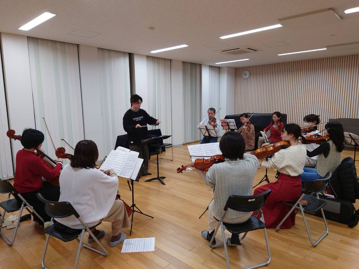 ensemble_clarte's tweet photo. こんにちは、クラルテです

徳原先生の練習も3回目

ドボルザーク弦セレ2楽章についての解釈もなるほどでした
難しいテンポの変わりどころもまとまってきております

今回はアンダーソンも見ていただき
「フィドルファドル」の馬鹿騒ぎが面白くなってきましたよ🤭

お楽しみに‼️

#古賀市
#福津市 https://t.co/fpsC3MHzpr