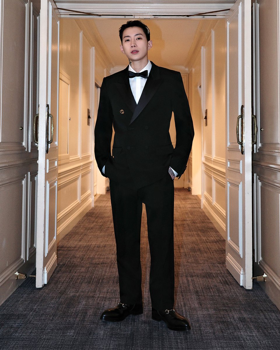 gucci's tweet photo. For the 67th GRAMMY Awards, Global Brand Ambassador @JAYBUMAOM is captured in a custom, double-breasted #Gucci tuxedo and Horsebit boots by Creative Director Sabato De Sarno.  #JayPark #GRAMMYs @RecordingAcad https://t.co/Lc03N9hHTy